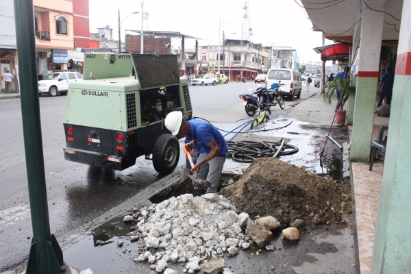 TÉCNICOS DE EMSABA EP EFECTÚAN MANTENIMIENTO EN REDES DE AGUA